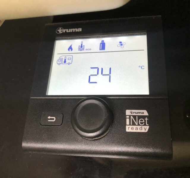 Панель управления отопителем Truma Combi 4D с настройками температуры для салона и воды