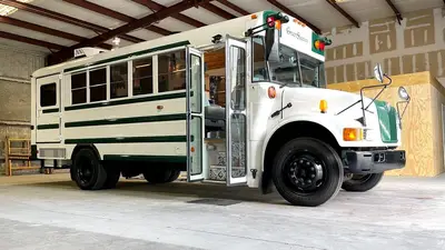 Как школьный автобус стал уютным домом на колесах