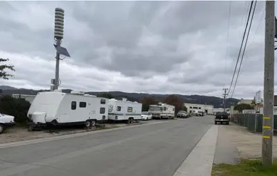 Совет сообщества на побережье исследует стоянку автодомов