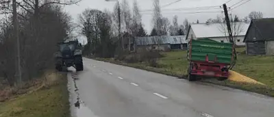 Дорожные затруднения на трассе к Сокółке: прицеп отцепился от трактора и врезался в столб