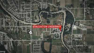 Эвакуация пожилых и уязвимых жителей из-за угрозы наводнения в кемпинге Пьюаллап