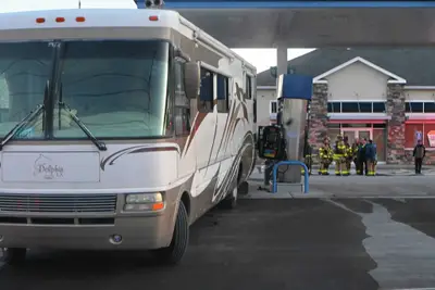 Авария автодома в Ист-Харфорде привела к разливу более 100 галлонов топлива