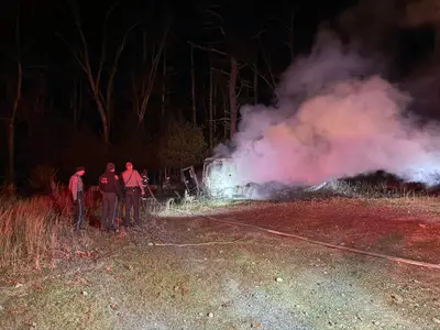 Поджог подозревают в пожаре автодома и лодки на Элмвуд Роуд в Томпсоне