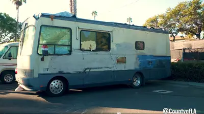 Лос-Анджелес расширяет программу перевода жителей фургонов в постоянное жильё