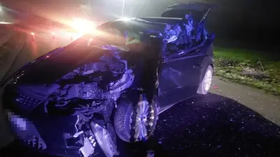 Прицеп врезался в автомобиль после того, как отцепился от трактора