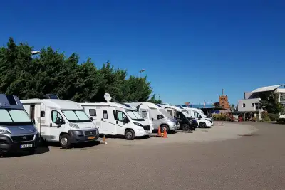 Места для кемперов: остановка на ночь или просто техническая станция? Ваши мнения!