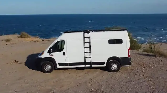 Как пара без опыта построила стильный дом на колесах всего за 10 недель