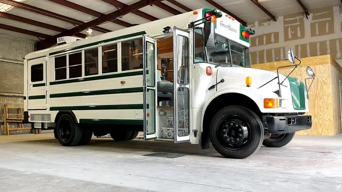 Как школьный автобус стал уютным домом на колесах