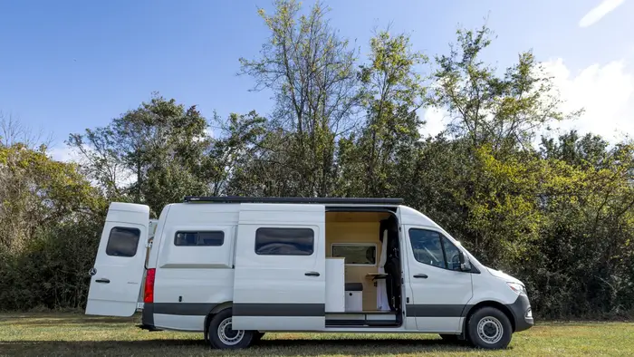 Кемпер на базе Mercedes Sprinter 170: мобильный уют от Moxie Van Co.