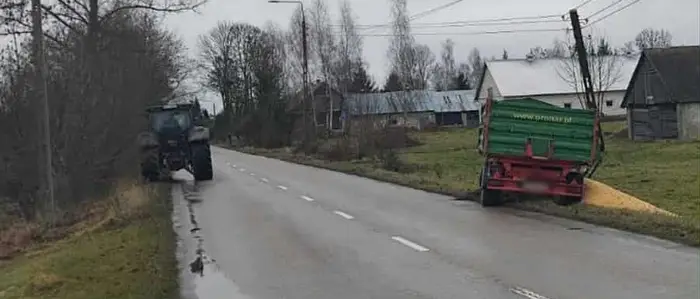 Дорожные затруднения на трассе к Сокółке: прицеп отцепился от трактора и врезался в столб