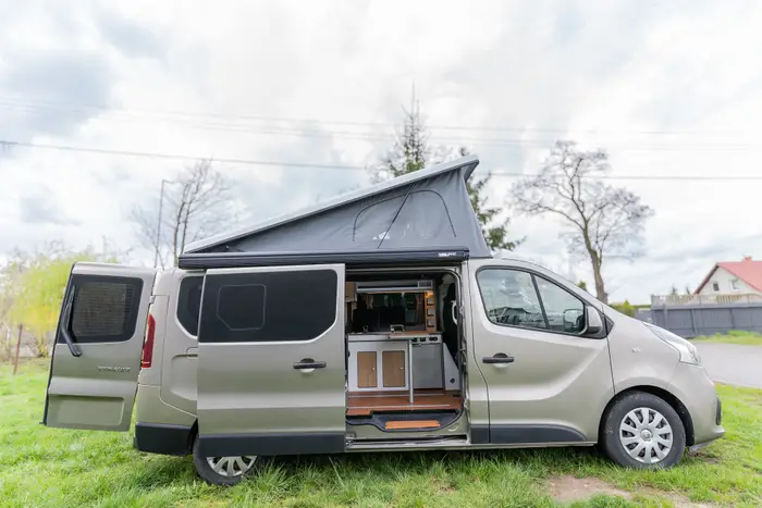 Новая фургон Renault — доступная альтернатива автодому с кроватью и кухней