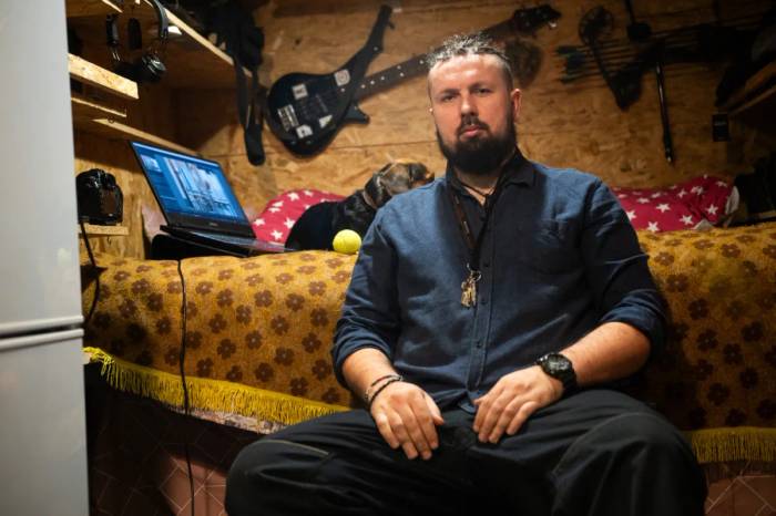 Мужчина живет в переделанной грузовике и считает это источником счастья