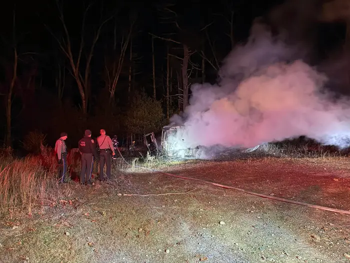 Поджог подозревают в пожаре автодома и лодки на Элмвуд-Роуд в Томпсоне