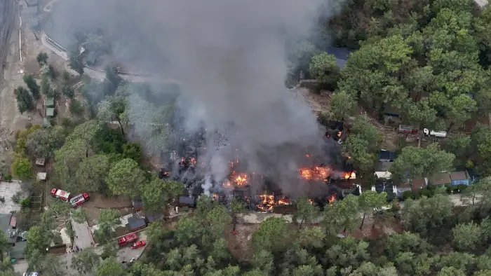 В Фетхие в результате пожара пострадали 50 домов на колесах