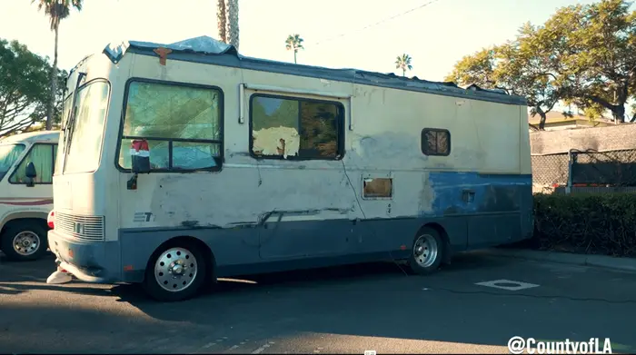 Лос-Анджелес расширяет программу перехода с жилых автофургонов на жилье