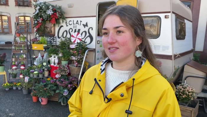 Флорист в караване оживляет деревни во Франции