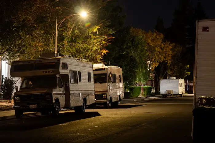 Пало-Альто запрещает 'владельцев фургонов' на фоне роста числа жителей в автодомах